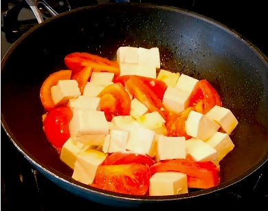 Scharfer Tofu mit Tomaten und Chili, ein aromatisches, nahrhaftes veganes Gericht mit ayurvedischen Aromen und gesunden Zutaten.